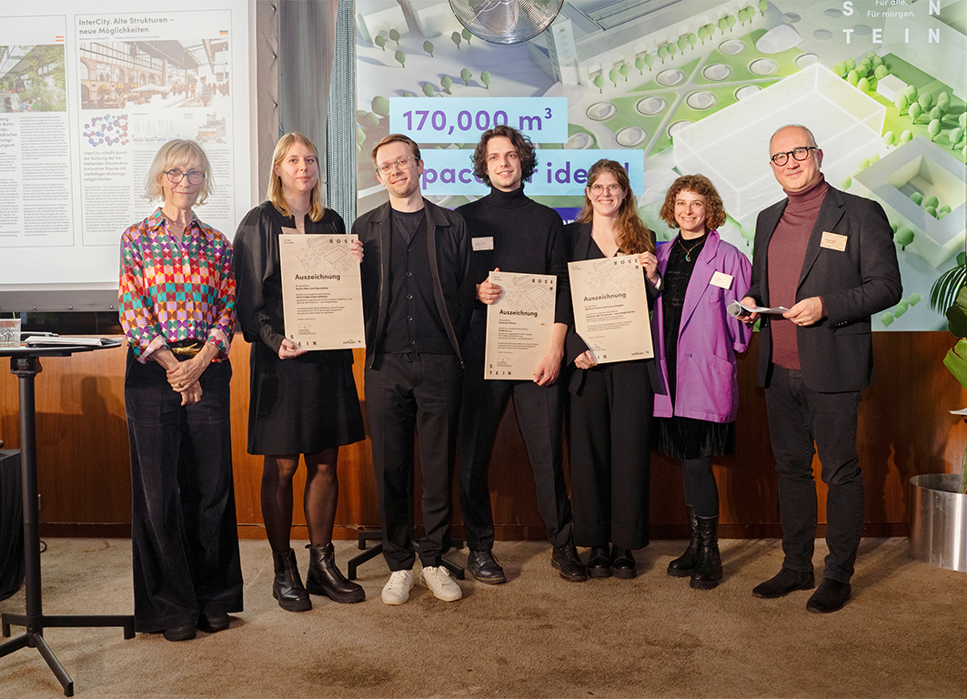 Foto von Preisträgerinnen und Preisträgern auf einer Bühne